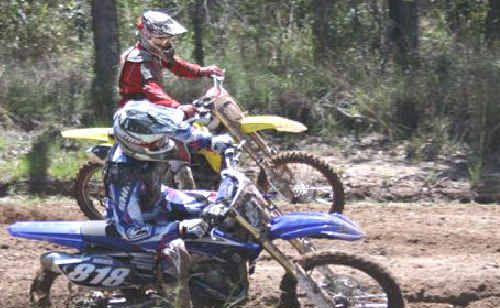 Tyler Walker (blue bike, 818) and Sam Wenham fighting for the lead in the Clubman Lites. Tyler Walker (blue bike, 818) and Sam Wenham fighting for the lead in the Clubman Lites.